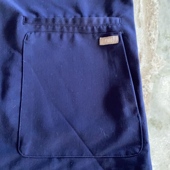Navy 4 pocket scrub top! - Picture 2 of 3